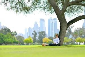 femme avec ordinateur portable dans le parc photo