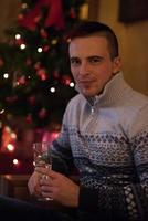 heureux jeune homme avec une coupe de champagne photo