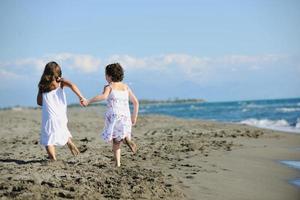 jolies petites filles courant sur la plage photo