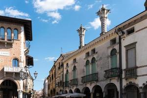 montagnana, italie-30 mai 2021-se promener dans la ville de montagnana dans la province de padoue, italie pendant une journée ensoleillée. il a de beaux murs et fait partie des plus beaux villages d'italie photo