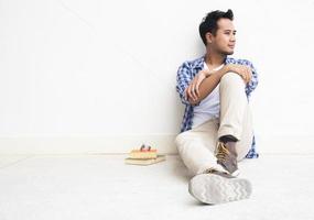 un homme est assis dans une position de détente. photo