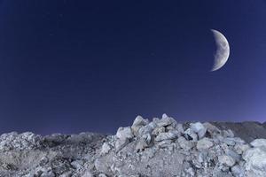 paysage nocturne avec la lune croissante dans le ciel nocturne au-dessus du désert de pierre du sinaï, en egypte. photo
