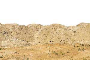 chantier de construction avec des tas de sable. tas de sable sur un fond blanc isolé. espace de copie. photo