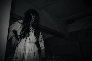 portrait d'une femme asiatique maquillage fantôme, scène d'horreur effrayante pour le fond, concept de festival d'halloween, affiche de films fantômes photo