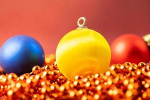 boules de noël sur fond rouge. notion de noël photo