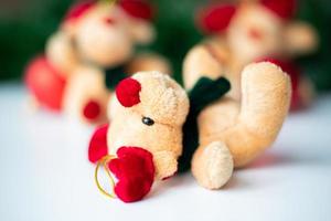 décoration de renne en peluche pour le sapin de noël photo