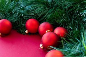 décoration de sapin de noël festive sur fond rouge. place pour le texte. bannière de noël. photo