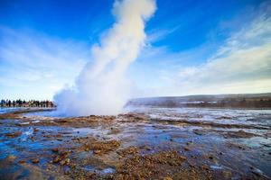 strokkur, l'un des geysers les plus célèbres situé dans une zone géothermique à côté de la rivière hvita dans la partie sud-ouest de l'islande, en éruption une fois toutes les 6 à 10 minutes photo