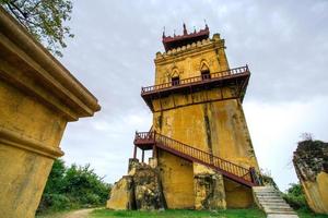 tour de guet nanmyin, ou tour penchée d'inwa, les vestiges du palais majestueux élevé par le roi bagyidaw à inwa, ou ava, mandalay, myanmar photo