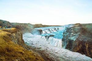 gullfoss, ou golden fall, une chute d'eau faisant partie du cercle d'or situé dans le canyon de la rivière olfusa dans le sud-ouest de l'islande photo