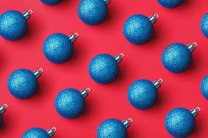 Boule de Noël bleu modèle babiole flatlay minimal sur fond rouge Vue de dessus photo