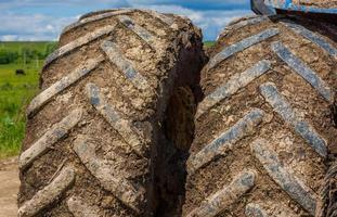 Roues doubles sales du tracteur agricole aux beaux jours d'été photo