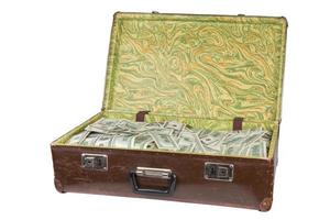 Vieille valise brune ouverte pleine de billets de cent dollars isolé sur blanc photo