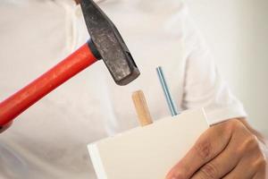 homme assemblant des meubles à la maison photo