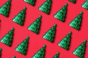 modèle d'arbre de noël vert flatlay minimal sur fond rouge concept de célébration de vacances de nouvel an photo