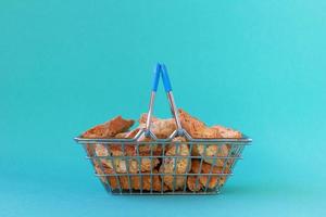 panier avec des biscuits aux amandes italiens traditionnels cantuccini ou biscotti sur fond bleu. photo