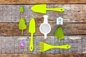 outils de jardinage sur fond de bois photo