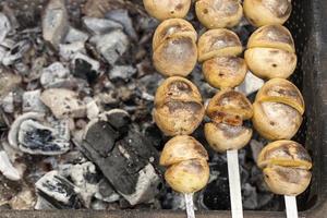 petites pommes de terre sur le gril. photo