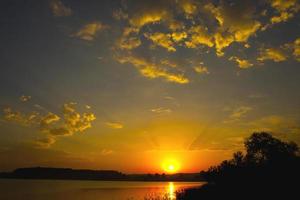beau coucher de soleil d'été sur le lac. photo