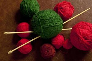 ensemble de fils et fils de couleur pour le tricot et l'artisanat photo