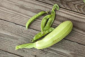 gousses de pois verts et courgettes photo