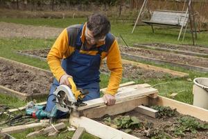 L'homme sur la section de jardin scies conseil scie électrique photo