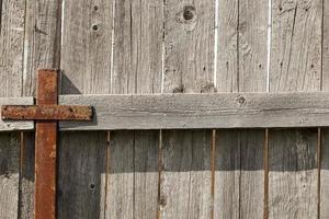 clôture grise en bois avec pilier métallique rouillé photo