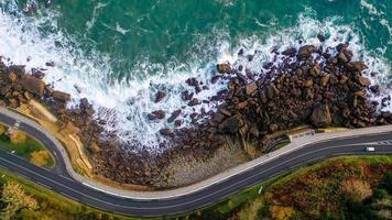 vue aérienne du bord de mer et d'une route photo