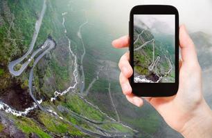 touriste prenant une photo de trollstigen