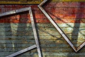 composition abstraite avec des cadres sur un vieux mur en bois photo