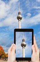 touriste prenant une photo de la tour de télévision sur l'alexanderplatz