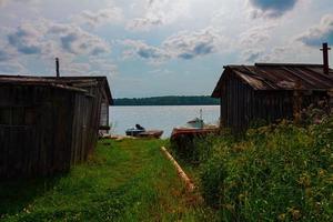 granges et bateaux sur le lac photo