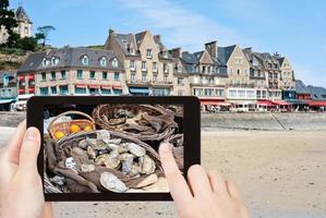 travel concept - touriste prenant des photos de la ville de cancale