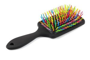 Nouvelle brosse à cheveux pastic coloré arc-en-ciel isolé sur fond blanc photo