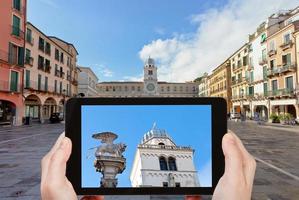 Touriste prenant une photo de la Piazza dei Signori à Padoue