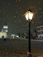 Lampe de rue brûlant dans l'obscurité lors d'une chute de neige près du kremlin de kazan, russie photo