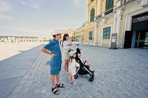 mère avec enfants marchant au palais de schonbrunn à vienne, en autriche. photo