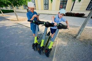deux frères paient pour faire du tourisme en scooter électrique à vienne, en autriche. photo