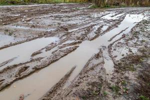 route de boue d'argile sale avec traces de pneus - gros plan avec mise au point sélective et flou photo