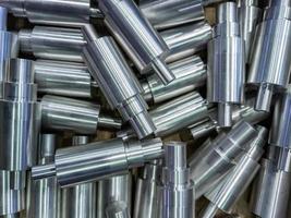 pièces en aluminium cylindriques brillants close-up fond industriel plein cadre photo