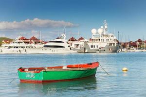 Bateau de pêche avec fond de yachts de luxe, île d'Eden, Mahé