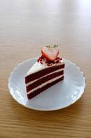 morceaux de gâteau de velours rouge, couche d'arbre avec glaçage au fromage à la crème sur plat blanc. concept de boulangerie maison. photo