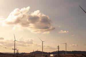 éolienne génère de l'électricité avec un ciel bleu. photo