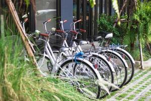 parking à vélos dans une rue avec des vélos neufs à louer. transport écologique pour réduire les émissions atmosphériques. photo