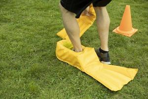 drôles de chaussures aux pieds. animations dans le parc. nageoires jaunes sur les pattes. compétition amusante. photo