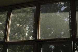 cadre de fenêtre ancien. verre sur fenêtre. détails intérieurs. lumière du matin sur verre poussiéreux. photo