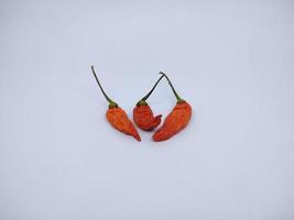 gros plan de piments rouges sélectifs, isolés sur fond blanc photo