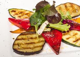 légumes grillés dans l'assiette photo