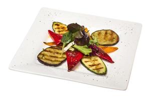 légumes grillés sur la plaque et fond blanc photo