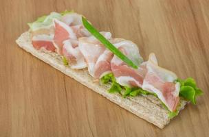 sandwich au bacon sur fond de bois photo